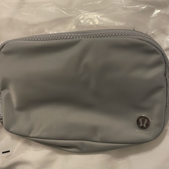 Lululemon Everywhere Belt Bag Wordmark - Picture 2 of 2